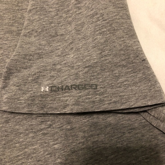 Woman’s Under Armor Charged Shirt Medium - Picture 3 of 5